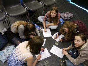 scholieren aan het werk tijdens de workshop Nederland vertaal 2016
